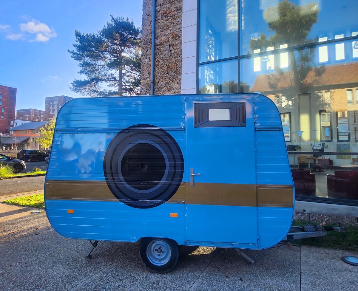 CASH_HopitalMF's tweet photo. Une caravane a fait étape devant l'@EHPAD Le Figuier, issue de l'imagination de @LolitaBOURDET (collectif Les cousines) qui est en réalité un appareil photo roulant équipé d'un laboratoire argentique 📸
De quoi faire découvrir cet univers aux #résidents
#drac #ARSIDF
#EHPAD #art https://t.co/4zb2qzzZRj