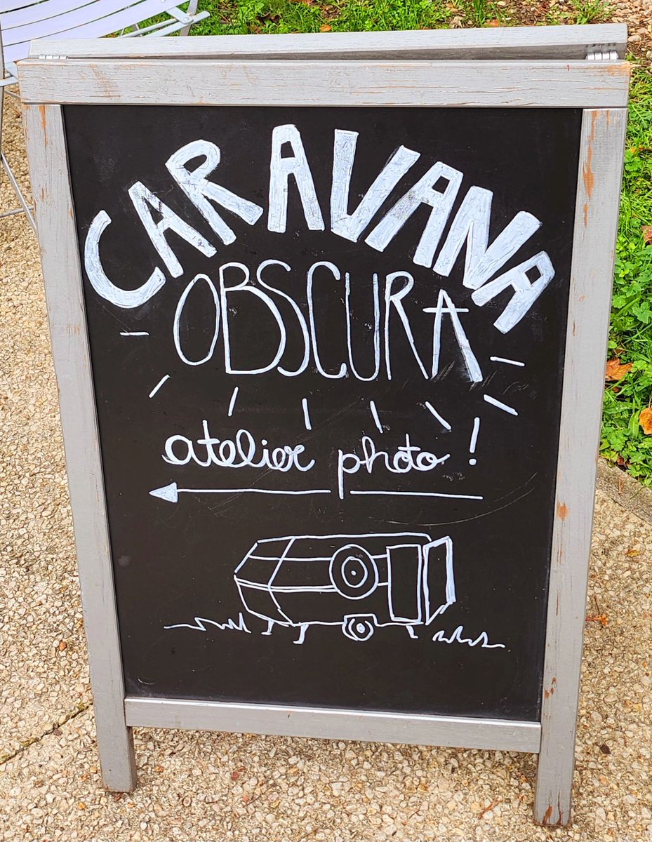 CASH_HopitalMF's tweet photo. Une caravane a fait étape devant l'@EHPAD Le Figuier, issue de l'imagination de @LolitaBOURDET (collectif Les cousines) qui est en réalité un appareil photo roulant équipé d'un laboratoire argentique 📸
De quoi faire découvrir cet univers aux #résidents
#drac #ARSIDF
#EHPAD #art https://t.co/4zb2qzzZRj