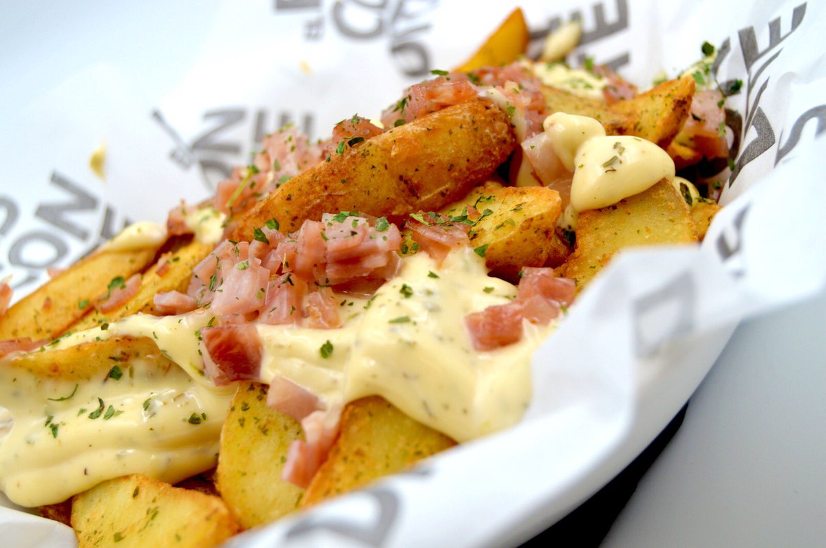 Esconditearena's tweet photo. De nuestra carta para picar unas Patatas Rancheras al estilo El Escondite para abrir el apetito! 🥔✨ 
Aprovecha nuestra oferta gastronómica para los días de eventos. 🍽️ 

#PatatasRancheras #IngredientesPremium #SaborInigualable #ElEscondite #Pamplona https://t.co/34Xwj1OJ74