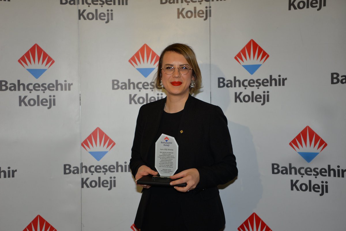 Sağ baştan say:
Bahçeşehir’de 18-19-20.yıl💫
Tebrikler değerli öğretmen arkadaşlarım👏❤️💙