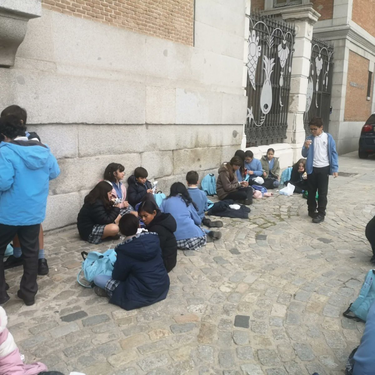 sanjosevalde's tweet photo. 👉#5EP y #6EP han terminado la visita por el @museodelprado y ahora reponemos fuerzas.
#SanJosé #Since1878 #colegiosHHCC #EducaciónVicenciana #colegiosconalma #niñosquesonríen #loqueimportaesvivirlo https://t.co/1viqEFneXx