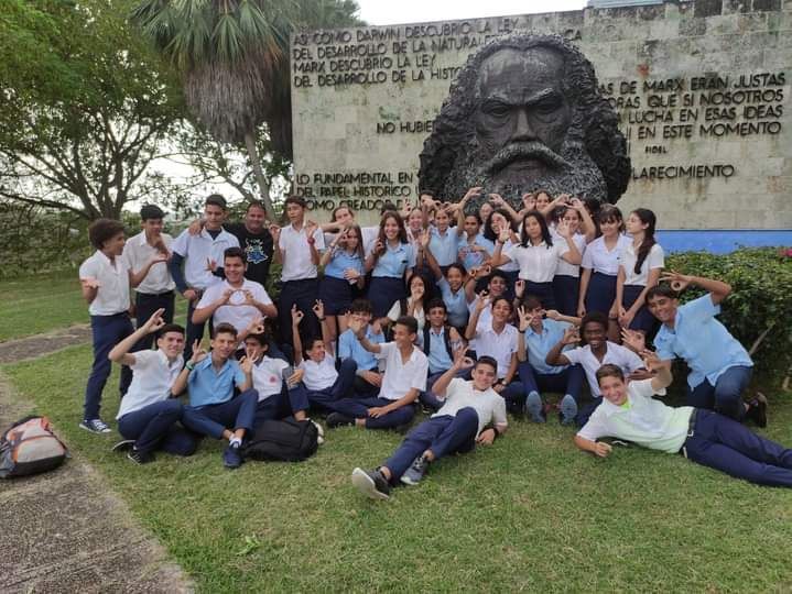 ipvcecarlosmarx's tweet photo. Los más nuevos de nuestra Gran Casa Azul, saludos para los estudiantes de 9no, no se olviden de estudiar que se acercan los TCP.
#ipvce #ipvcecm #ipvcecarlosmarx #ipvcecuba https://t.co/C50q0tnfW6