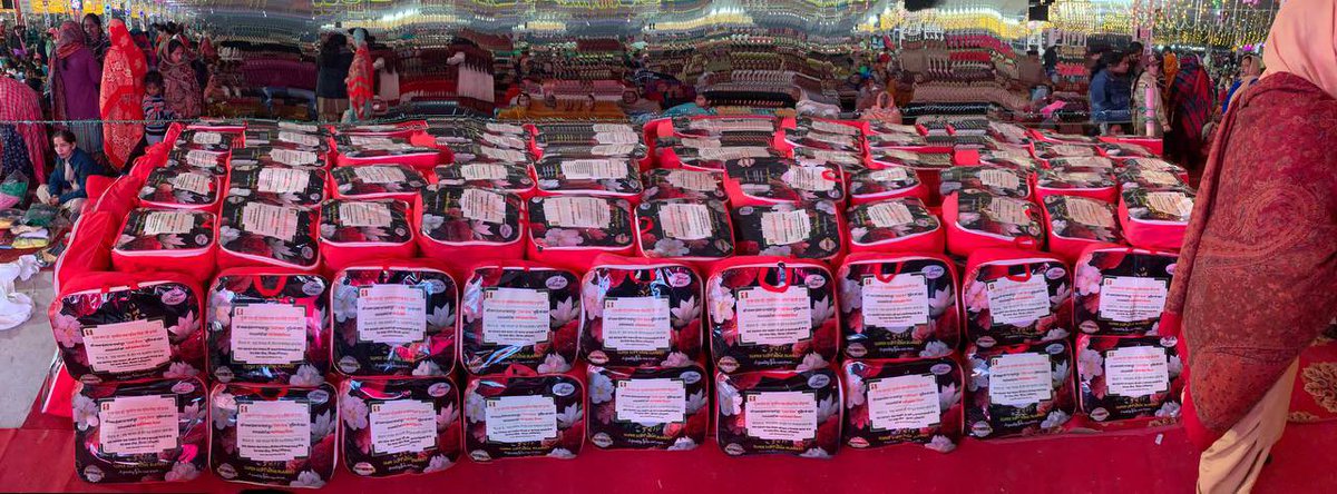 DSSNewsUpdates's tweet photo. Amidst the sacred aura of #MSGBhandara, joy radiated as 732 blankets for the needy, 732 clothes for underprivileged children, and 7 keys of newly constructed homes were handed over to the homeless families.  These welfare acts illuminate the true spirit of selfless service. #MSGIncarnationDay #DeraSachaSauda