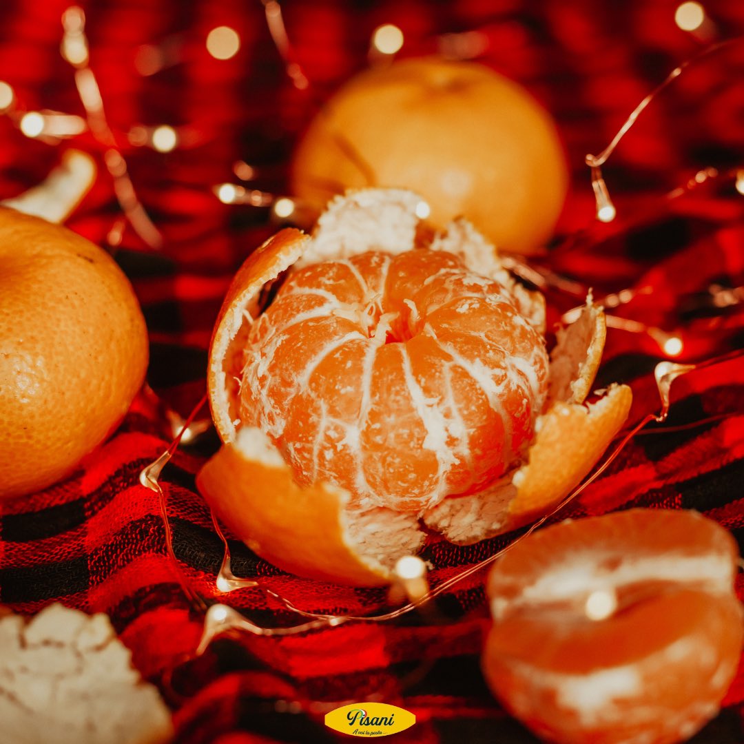 PastaPisani's tweet photo. La clementina, gioiello dorato
dell'inverno 🌟🍊
Con la sua dolcezza irresistibile e il tocco di freschezza, ogni morso è un'esplosione di agrumi.
Scopriamo insieme il potere vitaminico di questo piccolo sole invernale! ☀️#ClementinaDelight
#InvernoCitrus #vitasana #frutta https://t.co/6vqqupooTt