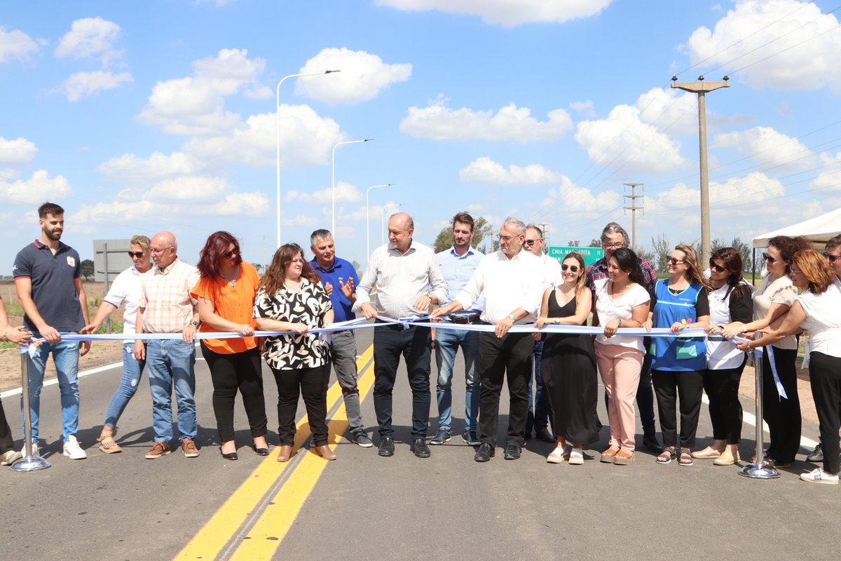 obras_desantafe's tweet photo. 🛣️En María Juana inauguramos las obras de pavimentación de la Ruta Provincial Nº 63

Una inversión de más de 4 mil millones de pesos. “Esta provincia con más obras, con más comunicación, multiplica su capacidad productiva”, destacó el gobernador.

+info ⤵️
https://t.co/10T7NQG3z4 https://t.co/kTdahP7zOo