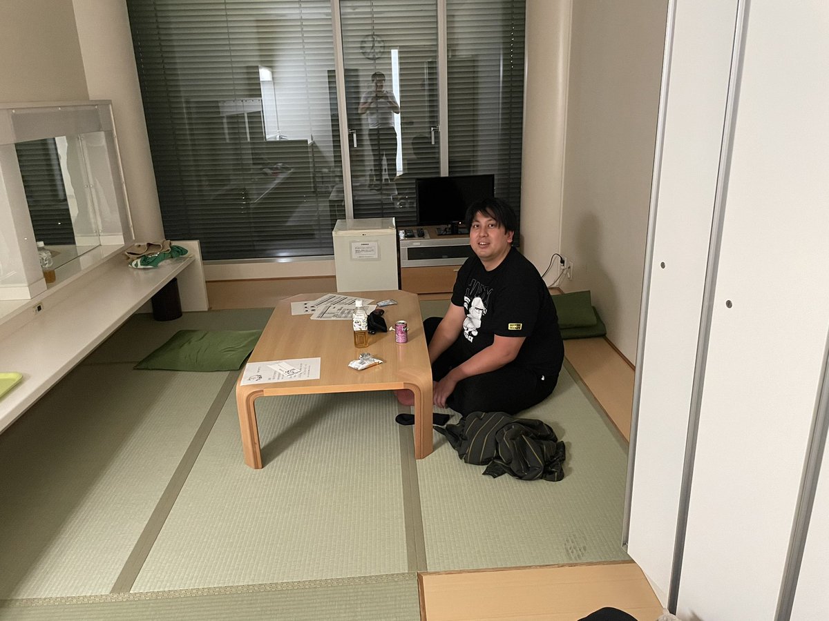 massan26's tweet image. 本日の収録のケータリングの話をしに
レインボーの楽屋にお邪魔しました

テレビ局で会ってもデカかったです…💦

#レインボー
#ジャンボたかお