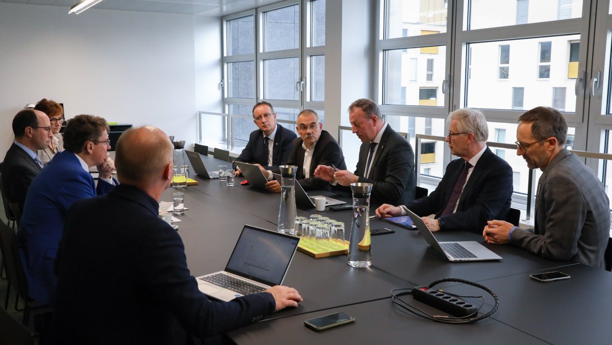 Begegnung mit Albert Rösti, Bundesrat und Vorsteher des eidgenössischen Departements für Umwelt, Verkehr, Energie und Kommunikation (UVEK), anlässlich einer Arbeitssitzung in Begleitung seines Generalsekretärs in der Staatskanzlei