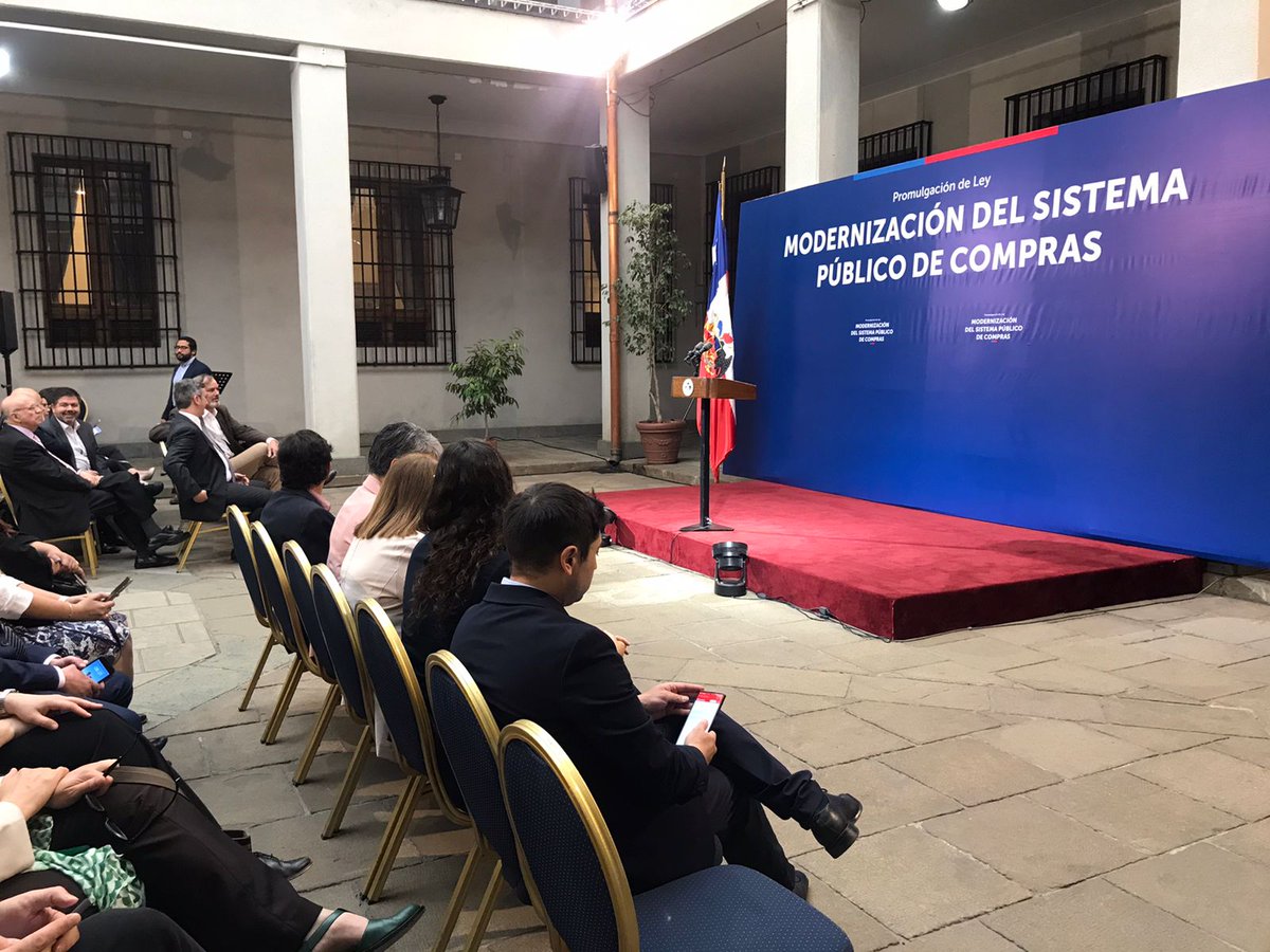 En este especial día , ya estamos en La Moneda para presenciar la promulgación de la ley que moderniza  el sistema de compras públicas. ¡Acompáñanos en esta histórica jornada!🤝