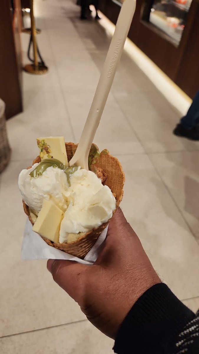 drnarcc's tweet image. Dad eating pizza and gelato for breakfast in Italy is the only motivation i needed for today ! 🥹😭