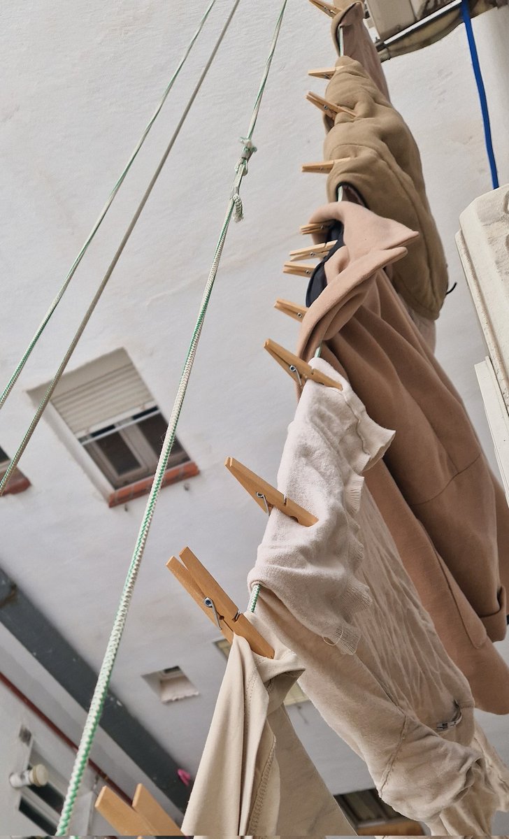 S_melous's tweet photo. Soy la única q sólo usa dos colores en invierno?
Beige o Negro 🤣 https://t.co/hMYv2hLQfe