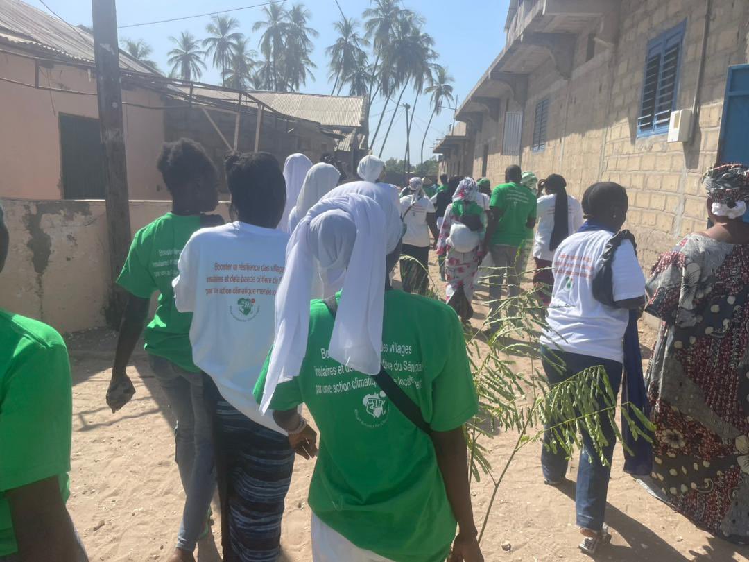 Jve_Senegal's tweet photo. #CampClimatSN2023
Jour 3: Rencontre de plaidoyer avec les communautés insulaires de Niodior. Une activité de reboisement sera effectuée à cette occasion.
#COP28 #YonnuCop28 #AACJ #JusticeClimatique #PertesEtDommages https://t.co/11O9fU4srM