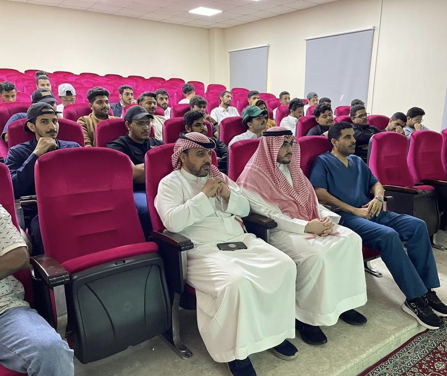 كليه المجتمع بالدمام بالتعاون مع مستشفى الملك فهد التخصصي بالدمام تعقد ورشه عمل بالاسعافات الاوليه لطلاب ومنسوبي الكليه