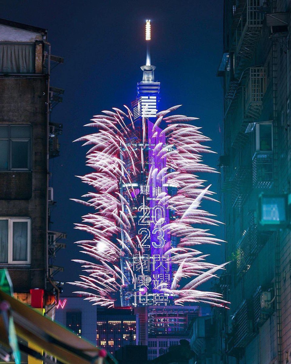 huylambor's tweet photo. LƯU NHANH VIEWS NGẮM TRỌN PHÁO HOA ĐÓN GIAO THỪA SANG CHẢNH Ở TAIPEI 101 

Toà tháp Taipei 101 niềm tự hào của người dân Quốc Đảo và cho đến nay là địa điểm nổi tiếng nhất ở Đài Loan. Tòa nhà chọc trời vươn lên phía trên Đông Đài Bắc như một thân tre cao chót vót, gần gấp đôi chiều cao của bất kỳ tòa nhà nào khác xung quanh nó. Và nơi đây cũng diễn ra sự kiện Countdown bắn pháo hoa hằng năm! 
Đặt xe tại Đài Loan gợi ý nhanh các điểm có views trọn vẹn để bạn có bức ảnh đón giao thừa sang chảnh nhé! 

1. Khách sạn, nhà hàng và quán bar nhìn ra toà Taipei 101 

*KHÁCH SẠN:
-Grand Hyatt Taipei 台北君悅酒店
https://t.co/bodxDbJumG
-W Taipei 台北W飯店
https://t.co/DOki6HDywS
-Shangri-La Far Eastern, Taipei 台北遠東香格里拉
https://t.co/QEGdWUqZSv
-Humble House Hotel
https://t.co/yTMUyWm9Er
-Eslite Hotel
https://t.co/Yf3o0CYv1N
-Hanns House
https://t.co/bl1uibFNhI
-雀客旅館台北信義 CHECK inn Taipei XinYi
https://t.co/6m96J5hgG0
-Pacific Business Hotel 太平洋商旅
https://t.co/EpONasAW6o
-Formosa101
https://t.co/9Rthpmfm2j

*NHÀ HÀNG
-Saffron 46
https://t.co/svJm0m7q3Z
-Smith & Wollensky Taipei
https://t.co/3NfqbINyGH
-Morton's The Steakhouse 莫爾頓牛排館
https://t.co/e92QchmQaD
-The Top
https://t.co/Qi3gCrW7cZ
-Longmen Restaurant
https://t.co/FXritZhbOV

*BAR
Nếu bạn không muốn phung phí vào một khách sạn có tầm nhìn ra toà Đài Bắc 101, hãy cân nhắc một quán bar có tầm nhìn ổn và cùng chill bên bạn bè nhé! 
-Babylon Taipei
https://t.co/qrIIhkjjSu
-Drunk Play 爛醉不累
https://t.co/cF1LurdKiR
-CÉ LA VI 台北
https://t.co/PUGxlzsSJY
-YEN Bar 紫艷酒吧
https://t.co/sn4P8ZkM5D
-Marco Polo Lounge 馬可波羅酒廊（Marco Polo Lounge）- 台北遠東香格里拉
https://t.co/O5vztwcvCx
-WXYZ Bar
https://t.co/scU3dIfUrI

2. Đường phố và quảng trường xung quanh toà 101
Khi pháo hoa Đài Bắc 101 nổ vào giao thừa, hàng trăm ngàn người sẽ chiếm đông kín các đường phố và quảng trường xung quanh tòa nhà chọc trời.
Trước đây, vị trí tốt nhất là ở phía bắc của tòa tháp. Nhưng kể từ năm 2022, màn hình kỹ thuật số bao quanh toàn bộ tòa nhà, vì vậy bất kỳ góc độ nào cũng hoàn hảo để chiêm ngưỡng.
- Taipei City Hall Plaza
https://t.co/NIK0Gt3tqY
- Sun Yat Sun Memorial Hall
https://t.co/LBBcL6kZk3
- Zhongshan Park
https://t.co/frec4Eyg8q
- Sisinancun Village
https://t.co/XE8OTckxyg
- Jimmy's Moon Bus
https://t.co/XqAg5KpkyO
- Xinyi Plaza
https://t.co/oMvF9gLW5V
- Taipei 101 Water Dance Plaza
https://t.co/nF93aKW2Xo

3. Các công viên bên sông với tầm views toà 101
-Rainbow Riverside Park
https://t.co/1Eqi57sGuF
-Guanshan Riverside Park
https://t.co/9pZ6jqLH7P
-Meiti Riverside Park
https://t.co/h8dYnmxcaG
-Yingfeng Riverside Park 迎風河濱公園
https://t.co/Wxqr3iD3gc

4. Views núi ngắm 101
-Elephant Mountain
https://t.co/6SVTHmMDuv
-Four Beasts Scenic Area 四獸山風景區
https://t.co/UeRCUsJylu
-Fuzhou Shan Park 福州山公園
https://t.co/SLkcKoTmmP
-Jiantanshan Trail 劍潭山親山步道
https://t.co/5zoR6XsTrF
-Bishanyan Kaizhang Shengwang Temple
https://t.co/JiTqDJC9ky
-Maokong
https://t.co/4zN9DrsAV5
-Nanshijiao Mountain 烘爐地-南勢角山
https://t.co/zywe4HCFt2

Bài viết này hy vọng sẽ giúp các bạn tìm được vị trí lý tưởng cùng người thân yêu chào đón thời khắc năm mới thật hạnh phúc 💗

Photo by: taiwan.4fun, taipeitourism, cindyhuang_, babylon_taipei