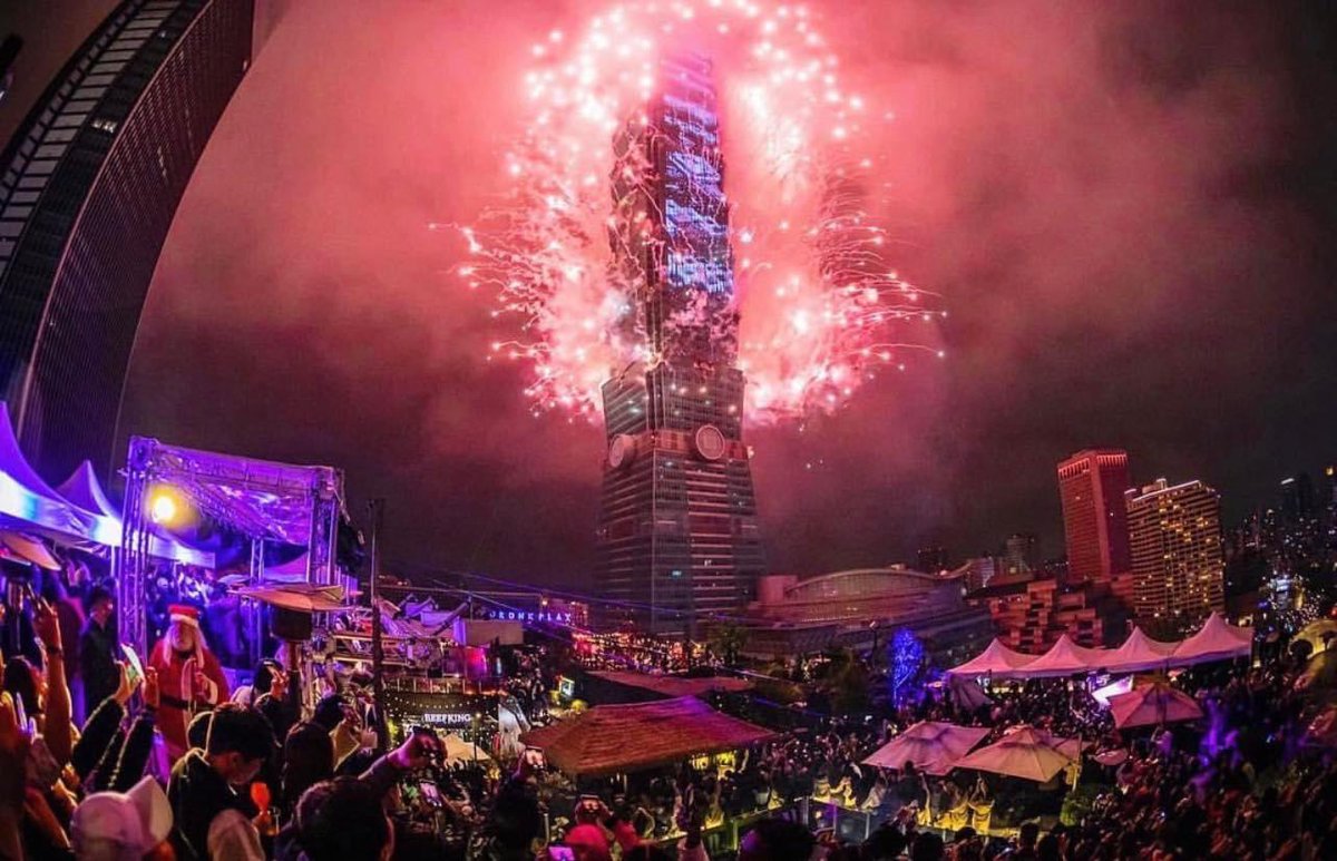 huylambor's tweet photo. LƯU NHANH VIEWS NGẮM TRỌN PHÁO HOA ĐÓN GIAO THỪA SANG CHẢNH Ở TAIPEI 101 

Toà tháp Taipei 101 niềm tự hào của người dân Quốc Đảo và cho đến nay là địa điểm nổi tiếng nhất ở Đài Loan. Tòa nhà chọc trời vươn lên phía trên Đông Đài Bắc như một thân tre cao chót vót, gần gấp đôi chiều cao của bất kỳ tòa nhà nào khác xung quanh nó. Và nơi đây cũng diễn ra sự kiện Countdown bắn pháo hoa hằng năm! 
Đặt xe tại Đài Loan gợi ý nhanh các điểm có views trọn vẹn để bạn có bức ảnh đón giao thừa sang chảnh nhé! 

1. Khách sạn, nhà hàng và quán bar nhìn ra toà Taipei 101 

*KHÁCH SẠN:
-Grand Hyatt Taipei 台北君悅酒店
https://t.co/bodxDbJumG
-W Taipei 台北W飯店
https://t.co/DOki6HDywS
-Shangri-La Far Eastern, Taipei 台北遠東香格里拉
https://t.co/QEGdWUqZSv
-Humble House Hotel
https://t.co/yTMUyWm9Er
-Eslite Hotel
https://t.co/Yf3o0CYv1N
-Hanns House
https://t.co/bl1uibFNhI
-雀客旅館台北信義 CHECK inn Taipei XinYi
https://t.co/6m96J5hgG0
-Pacific Business Hotel 太平洋商旅
https://t.co/EpONasAW6o
-Formosa101
https://t.co/9Rthpmfm2j

*NHÀ HÀNG
-Saffron 46
https://t.co/svJm0m7q3Z
-Smith & Wollensky Taipei
https://t.co/3NfqbINyGH
-Morton's The Steakhouse 莫爾頓牛排館
https://t.co/e92QchmQaD
-The Top
https://t.co/Qi3gCrW7cZ
-Longmen Restaurant
https://t.co/FXritZhbOV

*BAR
Nếu bạn không muốn phung phí vào một khách sạn có tầm nhìn ra toà Đài Bắc 101, hãy cân nhắc một quán bar có tầm nhìn ổn và cùng chill bên bạn bè nhé! 
-Babylon Taipei
https://t.co/qrIIhkjjSu
-Drunk Play 爛醉不累
https://t.co/cF1LurdKiR
-CÉ LA VI 台北
https://t.co/PUGxlzsSJY
-YEN Bar 紫艷酒吧
https://t.co/sn4P8ZkM5D
-Marco Polo Lounge 馬可波羅酒廊（Marco Polo Lounge）- 台北遠東香格里拉
https://t.co/O5vztwcvCx
-WXYZ Bar
https://t.co/scU3dIfUrI

2. Đường phố và quảng trường xung quanh toà 101
Khi pháo hoa Đài Bắc 101 nổ vào giao thừa, hàng trăm ngàn người sẽ chiếm đông kín các đường phố và quảng trường xung quanh tòa nhà chọc trời.
Trước đây, vị trí tốt nhất là ở phía bắc của tòa tháp. Nhưng kể từ năm 2022, màn hình kỹ thuật số bao quanh toàn bộ tòa nhà, vì vậy bất kỳ góc độ nào cũng hoàn hảo để chiêm ngưỡng.
- Taipei City Hall Plaza
https://t.co/NIK0Gt3tqY
- Sun Yat Sun Memorial Hall
https://t.co/LBBcL6kZk3
- Zhongshan Park
https://t.co/frec4Eyg8q
- Sisinancun Village
https://t.co/XE8OTckxyg
- Jimmy's Moon Bus
https://t.co/XqAg5KpkyO
- Xinyi Plaza
https://t.co/oMvF9gLW5V
- Taipei 101 Water Dance Plaza
https://t.co/nF93aKW2Xo

3. Các công viên bên sông với tầm views toà 101
-Rainbow Riverside Park
https://t.co/1Eqi57sGuF
-Guanshan Riverside Park
https://t.co/9pZ6jqLH7P
-Meiti Riverside Park
https://t.co/h8dYnmxcaG
-Yingfeng Riverside Park 迎風河濱公園
https://t.co/Wxqr3iD3gc

4. Views núi ngắm 101
-Elephant Mountain
https://t.co/6SVTHmMDuv
-Four Beasts Scenic Area 四獸山風景區
https://t.co/UeRCUsJylu
-Fuzhou Shan Park 福州山公園
https://t.co/SLkcKoTmmP
-Jiantanshan Trail 劍潭山親山步道
https://t.co/5zoR6XsTrF
-Bishanyan Kaizhang Shengwang Temple
https://t.co/JiTqDJC9ky
-Maokong
https://t.co/4zN9DrsAV5
-Nanshijiao Mountain 烘爐地-南勢角山
https://t.co/zywe4HCFt2

Bài viết này hy vọng sẽ giúp các bạn tìm được vị trí lý tưởng cùng người thân yêu chào đón thời khắc năm mới thật hạnh phúc 💗

Photo by: taiwan.4fun, taipeitourism, cindyhuang_, babylon_taipei