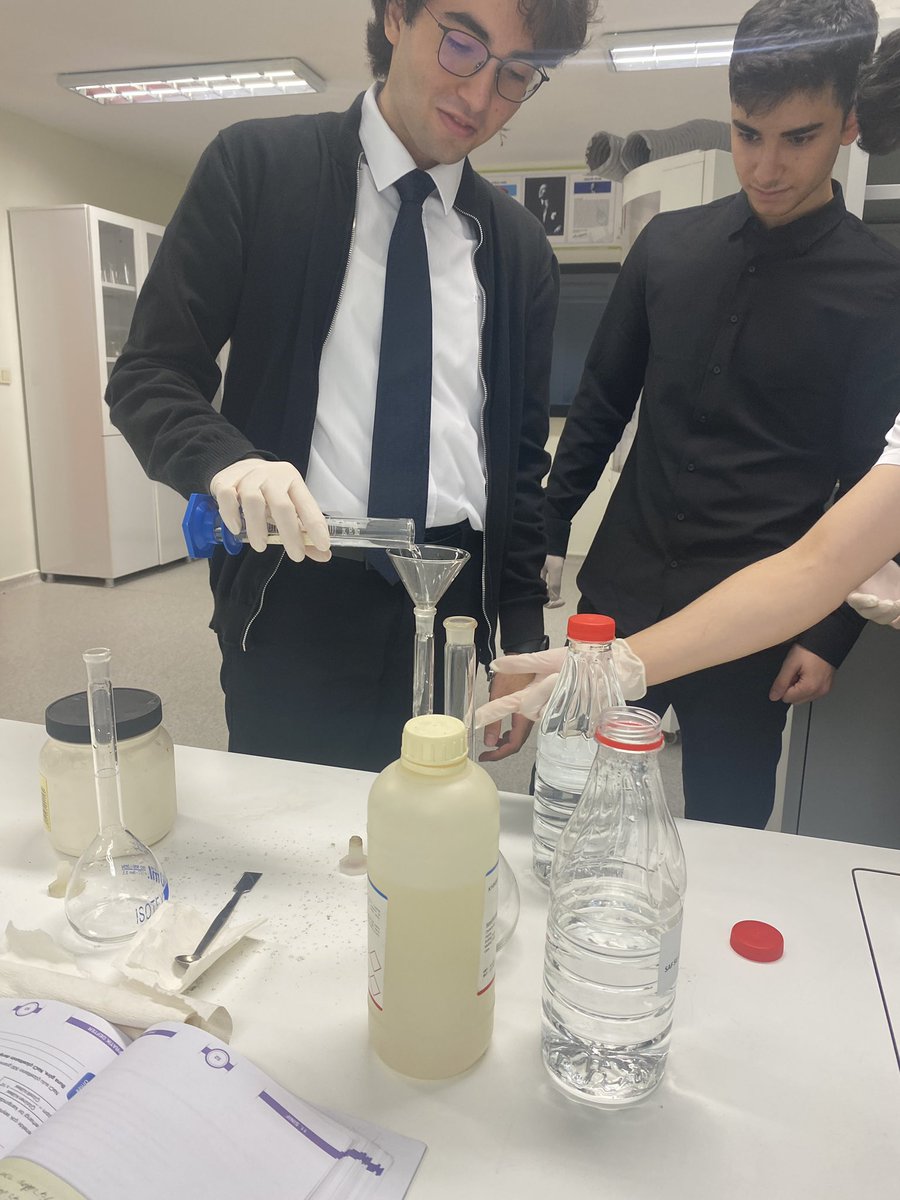 Bostancı Doğa Koleji 11.sınıf öğrencilerimizle laboratuvarda farklı birimlerde derşim hesaplayıp çözelti hazırladık. 🧪💯 
<a href="/BostanciDogaK/">Doğa Koleji Bostancı Kampüsü</a> <a href="/DogaOkullari/">Doğa Koleji</a> <a href="/altayselen1/">Selen Altay</a>