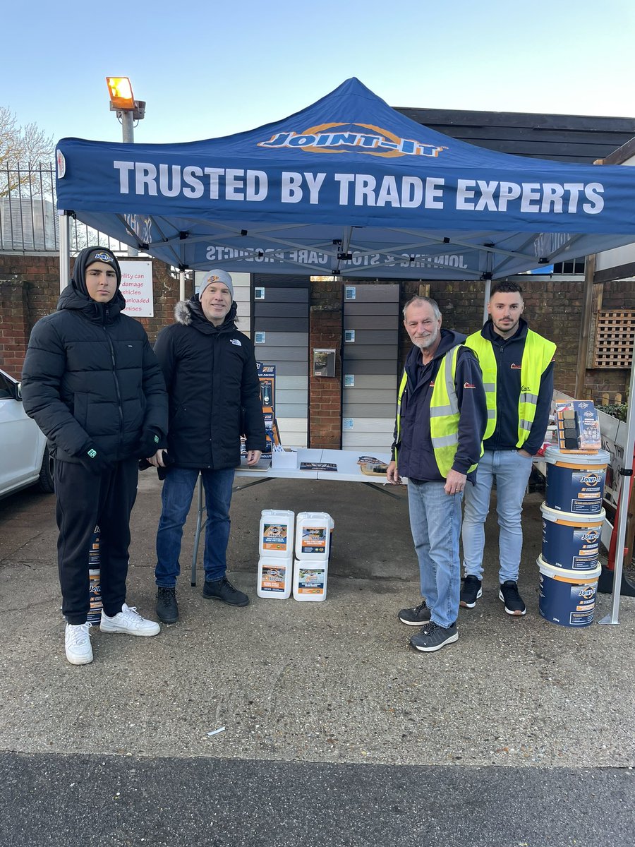 jointitPaul's tweet photo. Rain or Shine it goes in fine!
Pleasure to be with the very nice people in Chandler Materials, Chelmsford, Essex.
The cold weather did not slow down the trade customer’s today at Chandlers that’s for sure!
Proud to be associated with such a quality merchant as Chandler Material. https://t.co/RCc6AaU0Hy