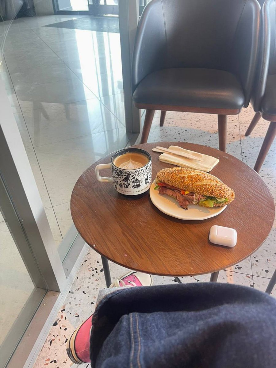 cythara_2011's tweet photo. Breakfast give you a lot of energy to succeed your day🍽️🍔 https://t.co/Gr41Mm9tQS