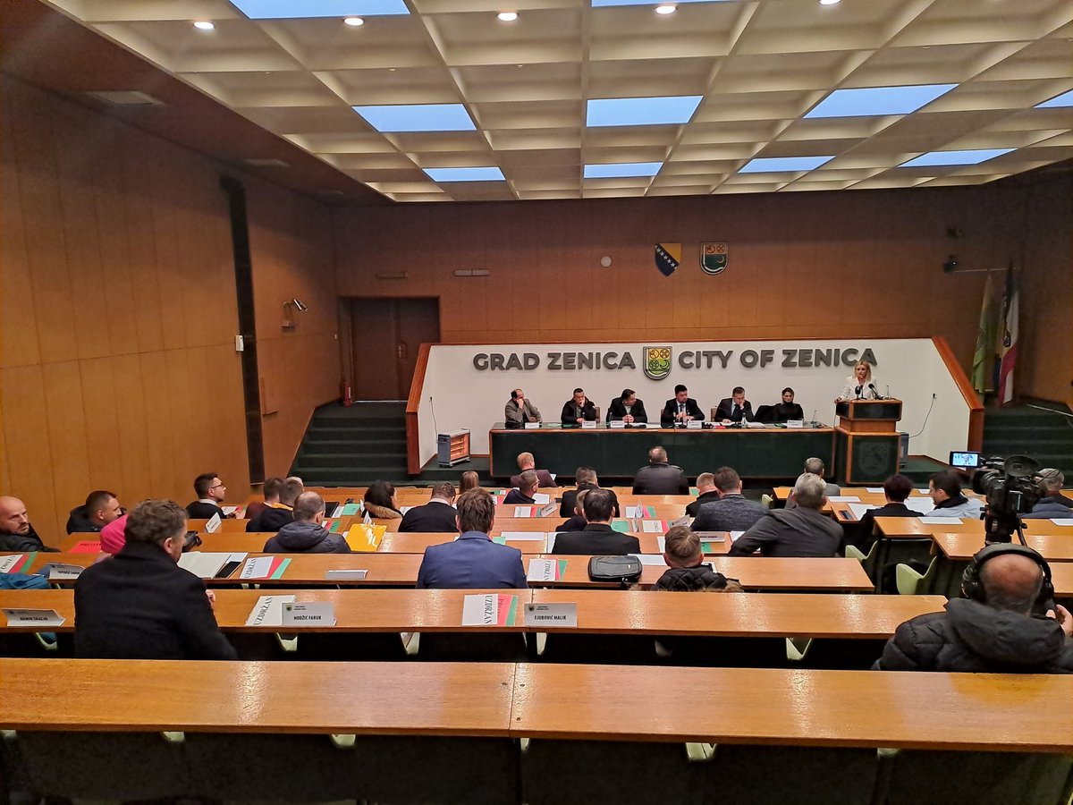 VelidaK1's tweet image. @emina_tufekcic se pita ko je odgovoran zasto #gradzenica nema potpisane ugovore za odrzavanje lokalnih cesta ukljucujuci i cestu za Smetove.Zasto gradonacelnik #fuadkasumovic proziva novinare koji su objavili da niko ne odrzava ceste.