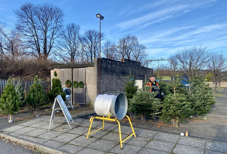 EdenmillFarm's tweet photo. Declan is ready for business @ #Stirling Rugby Club @StirlingCounty 🎄Our #christmastree outlets, across #Scotland 🏴󠁧󠁢󠁳󠁣󠁴󠁿 are O P E N  9am 'til 5pm daily, you can also find us in #Musselburgh #Dundee #Aberdeen #Hyndland and @ #EdenmillFarm in #Blanefield ℹ️⬇️
https://t.co/uSGcd9eIiz https://t.co/niyBA9S0WH