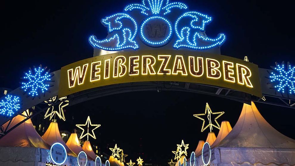 Weiße Pagodenzelte, Kunsthandwerk und Leckereien, ein historisches Riesenrad und der Panorama-Blick auf die glitzernde Alster - seid ihr schon auf dem Weihnachtsmarkt "Weißerzauber" am #Jungfernstieg gewesen? ➡
buff.ly/3Uyw3GG 🎄✨
Bild: Marek Santen