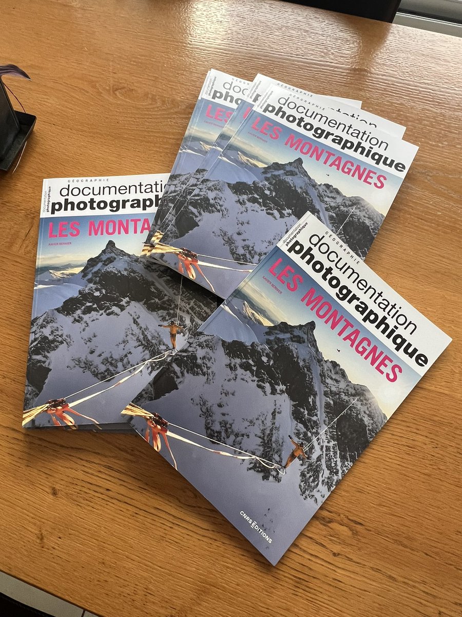 XavBernierGeo's tweet photo. Vraiment très heureux de recevoir aujourd’hui les premiers exemplaires de la #Documentation_Photographique sur Les #Montagnes 🤩😍☺️😃 Dans qq jours en librairie et déjà en précommande Merci à @CNRSEd @CNRS pour la confiance et l’aide et à @lecartographe pour son concours 🙏🏻 https://t.co/DXZIHOKIRr