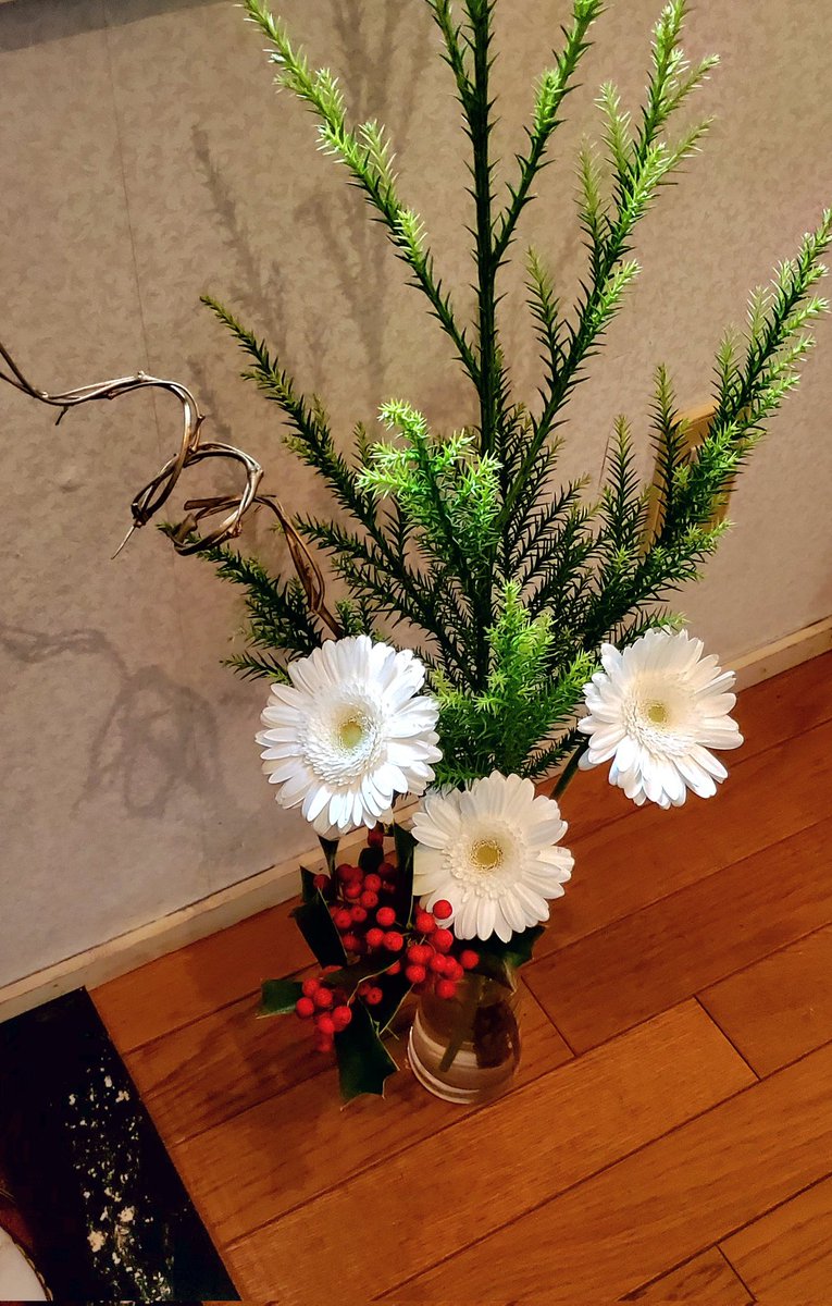 玄関の花
クリスマスっぽくと思って買ったのに飾ってみたら正月だなこれ