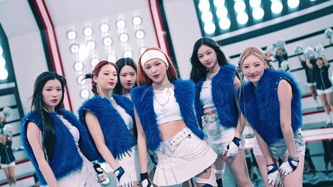 TayNguye0108's tweet photo. 'Em gái BlackPink' - Babymonster ra mắt đang gây ra rất nhiều tranh cãi?
#BABYMONSTER #BLACKPINK #YG https://t.co/zuAvuZcoZU
