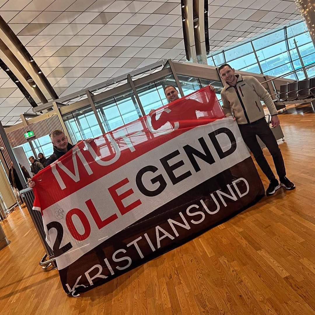 utdreport's tweet photo. #mufc fans bump into Ole Gunnar Solskjær on the way to Istanbul [@MRed78] https://t.co/qioI3MyAzc
