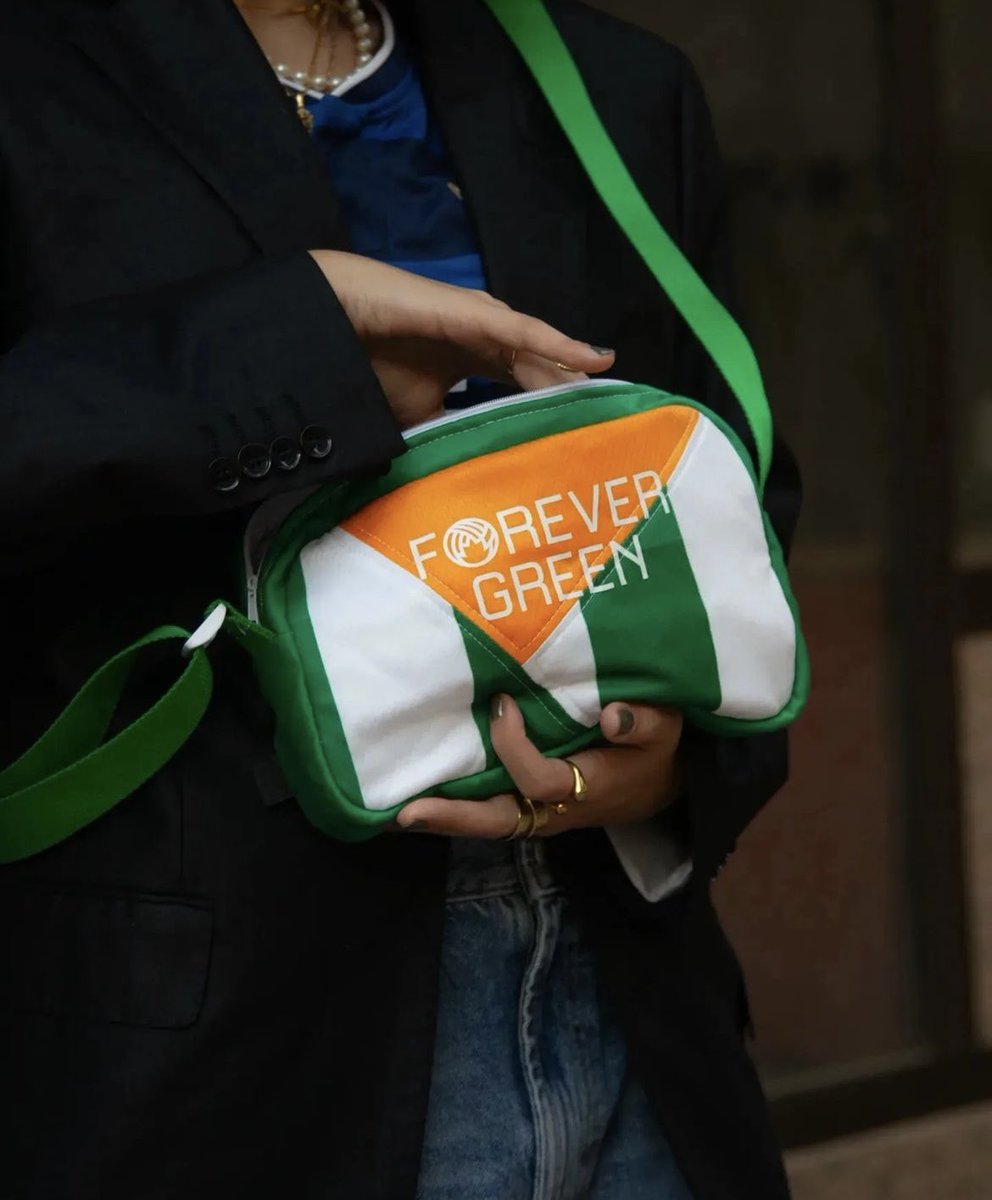 🄱🄴🅃🄸🅂 🅇 🄴🅀🅄🄸🄿🄾 🍊🟢

Le <a href="/RealBetis/">Real Betis Balompié 🌴💚</a> s’associe avec <a href="/EquipoFc/">Equipo FC</a> pour une magnifique capsule aux couleurs du club !

Le tout est vachement réussi et est dispo sur la nouvelle boutique en ligne du club 😎

-

 #foot #football #footballshirtcollector #footballpassion