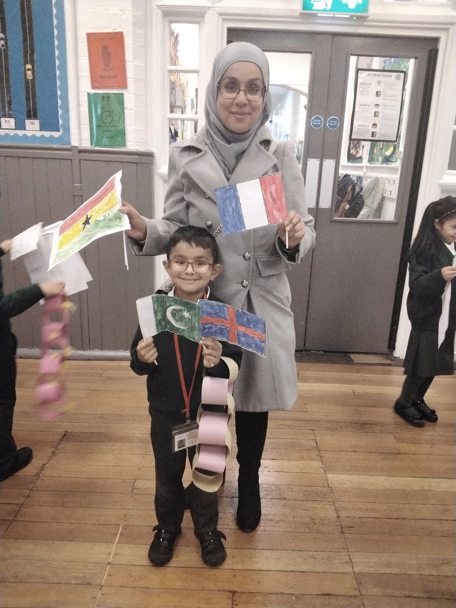 wyndclf's tweet photo. Thank you to all the parents in Year 1 that came for Today's workshop. It was a great pleasure watching you get creative with your children. #WPS #innovationweek #leightrust #countriesaroundtheworld https://t.co/h5x0QmQvl5
