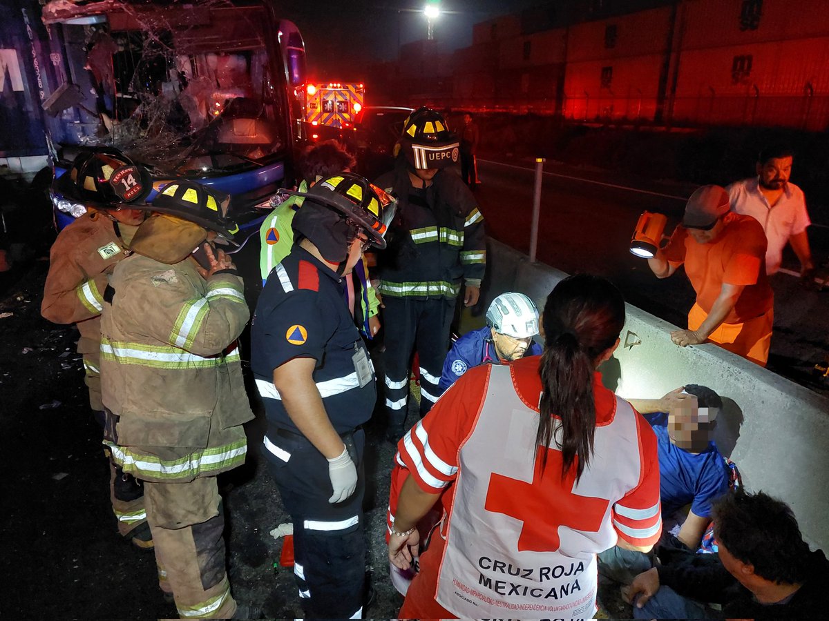 Esta madrugada se registró.un choque entre un autobus de pasajeros y un tractocamión con doble remolque en la autopista de Manzanillo a Tecomán en el km 73, dejó 27 lesionados y una persona muerta. Los diferentes cuerpos de emergencia del estado se activaron para darle atención.