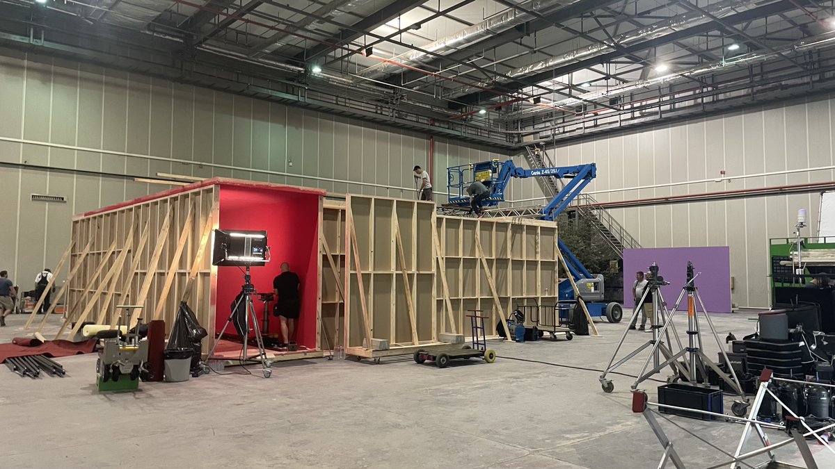 MendipsProducti's tweet photo. T for Tuesday and Tigotà💄🧼
Some pictures from behind the scenes.

#behindthescenes #productioncompany #cinematographer #setlife #spot #shooting #shootingday #cinemalife #set #film  #filmcrew #filmservices #photoshootings #camera #photography #cinematography #photo #barcelona https://t.co/e46G6sSc3u