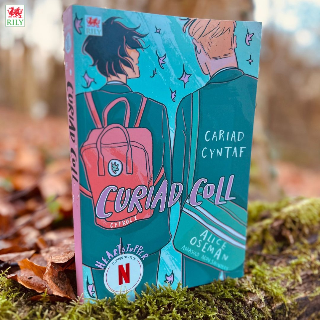 🍂 Rydym yn gyffrous iawn i gyhoeddi y bydd Curiad Coll, addasiad Cymraeg hyfryd o Heartstopper, ar gael yr wythnos hon! 💖 We are thrilled to announce that Curiad Coll, a beautiful Welsh adaptation of Heartstopper, will be available this week! ✍🏻@aliceoseman 📝@alunsaunders