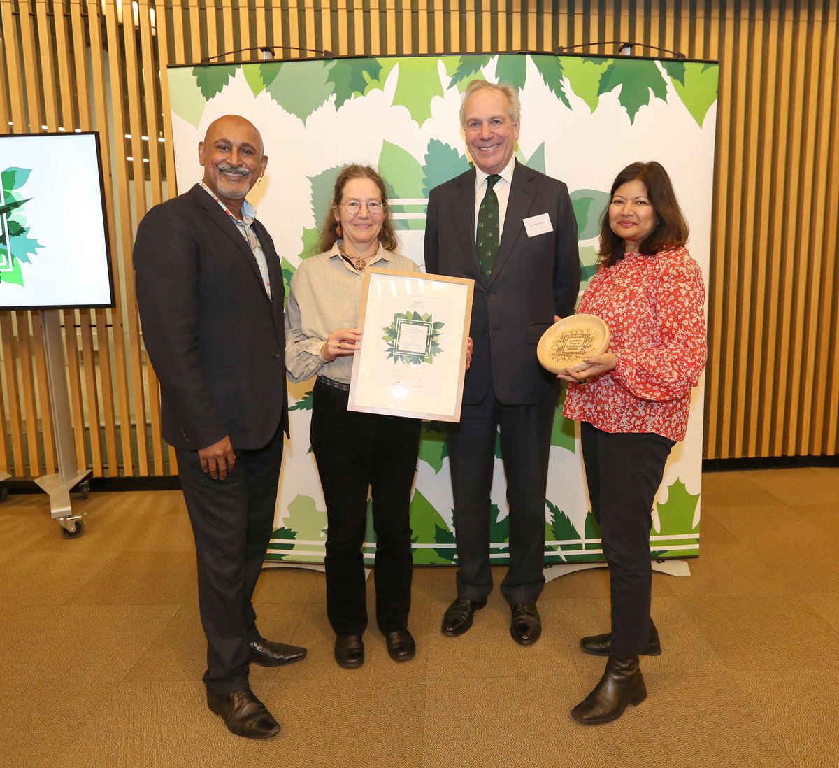 👏Congratulations to Dr Helen Read, Conservation Officer at #BurnhamBeeches, for receiving the London Tree Officers' Individual Commitment Award 🏆 This award is for an individual within London who has shown consistent dedication and commitment🌳 Well done, Helen!