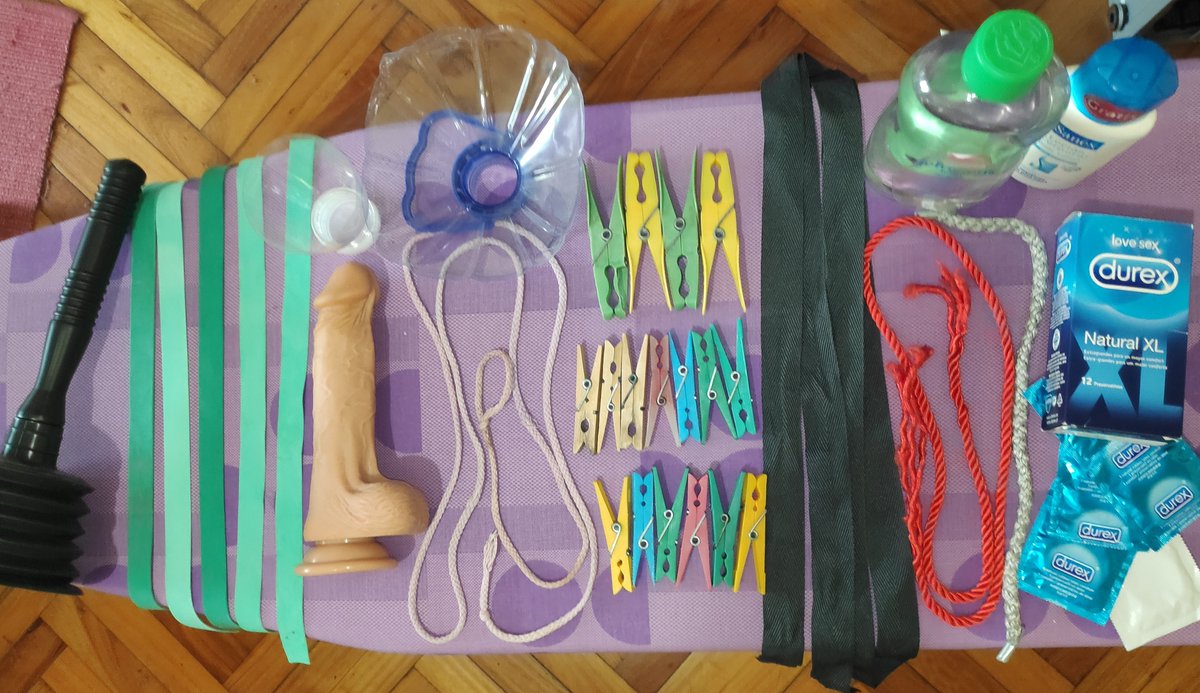 Pelansa24's tweet photo. Juguetes caseros? 
da para un programa de Art Attack, un  poco turbio, pero bueno, jajaja, y el mejunje lo pongo yo!
Que usarías conmigo, y que me dejarías usar contigo?

#toys  #handmade  #BDSM https://t.co/Hi5bxTMFwd