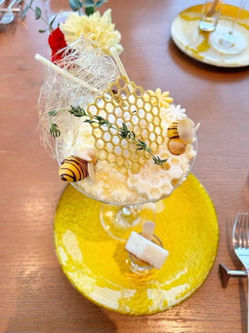 先月の4年記念日に予約して食べたパフェ、モチーフがプーさんそのもので大興奮だったんですよねコラボカフェももちろん好きだけど、こういう概念プーさんを求めて色々巡るのも大好き!飾られてたお花まで黄色と赤で何事かと 