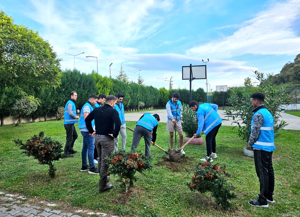 GSB_KYGM's tweet photo. Samsun Turgut Özal Yurdu öğrencileri kışlık sebze ve fidan dikimi etkiniliğiyle bahçelerine yeşil bir dokunuş yaptı. 🌱💚 https://t.co/vy32umuGOt