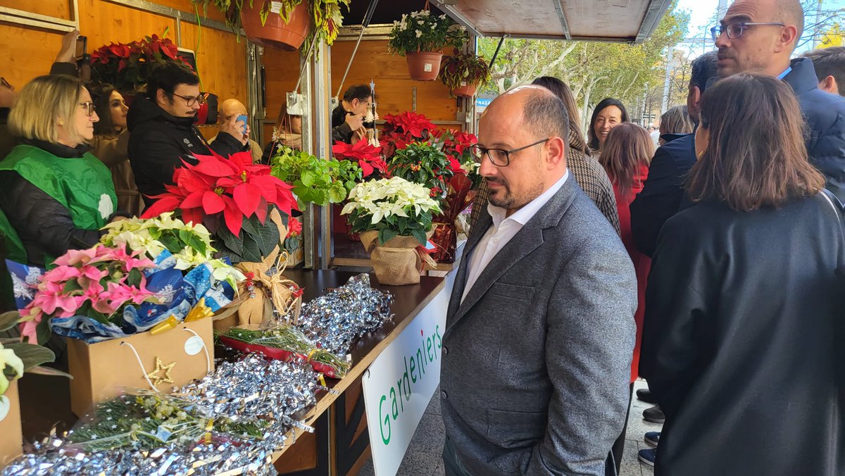 AlbertoXAragon's tweet photo. 🥰🎄Visitamos el XIII Rastrillo Navideño de @somosatades, una oportunidad para demostrar la solidaridad de la sociedad con una entidad que trabaja por los derechos de las personas con discapacidad. #Atades #RastrilloNavideño https://t.co/IVPxK0aY1I