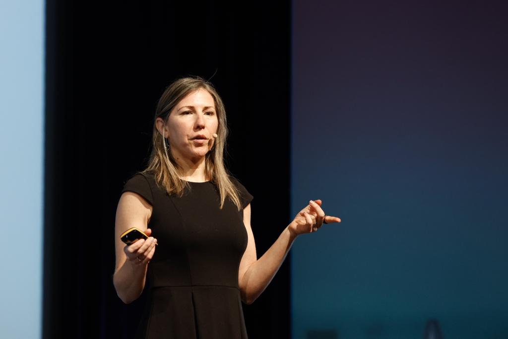 barcelonactiva's tweet image. L’Ariadna Font (@quicola) ens parla sobre #IA responsable com a aposta de desenvolupament de les organitzacions al #BarcelonaDeepTechSummit. 👩💻
🗣 La CEO de @StealthCoSpy i creadora de l’àrea d’ètica algorítmica de Twitter explica els beneficis d’incorporar-la a les companyies.