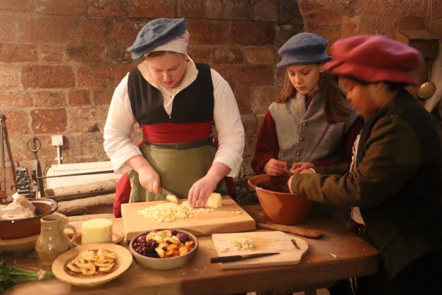Our popular Tudor Christmas Re-enactment is this weekend! Saturday and Sunday from 11-4pm 😀 There'll be music, there'll be cooking, there'll be dancing, games, crafting and more. Don't miss out - more info here buff.ly/47jeG3m @exeter_hour @boudiccaw @exploringexeter