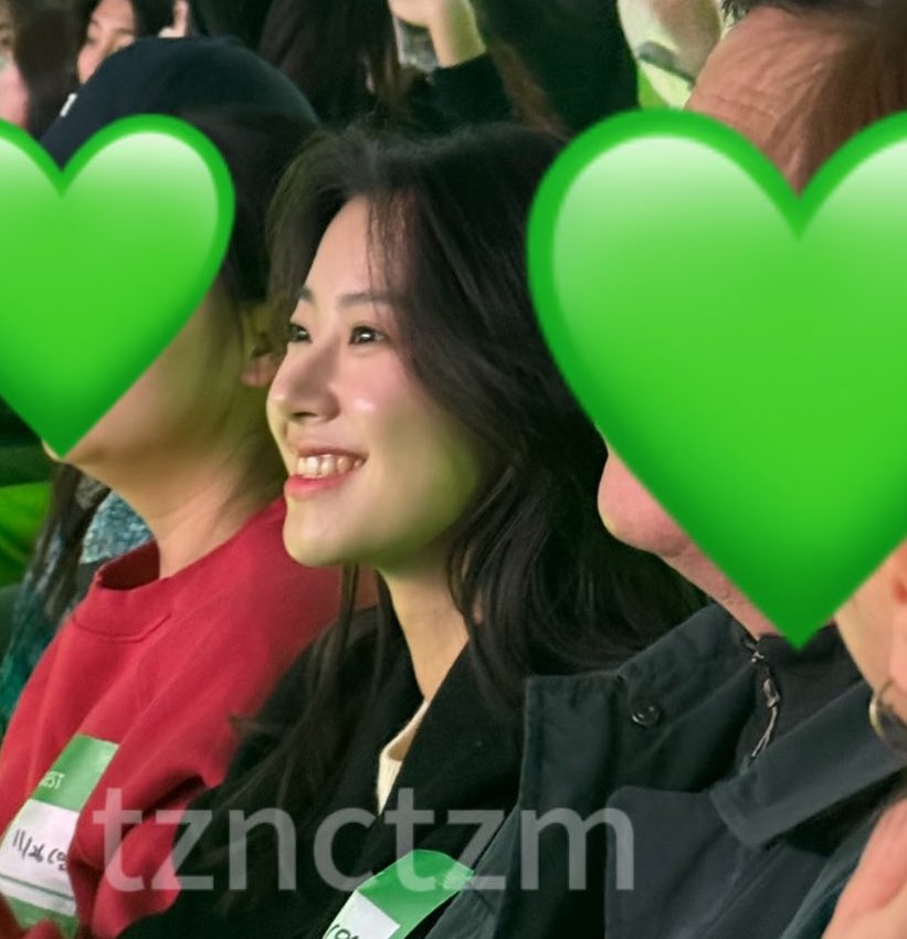 sugarcandymark's tweet photo. they have the same pretty smile 🥹 https://t.co/M46G16mwyv