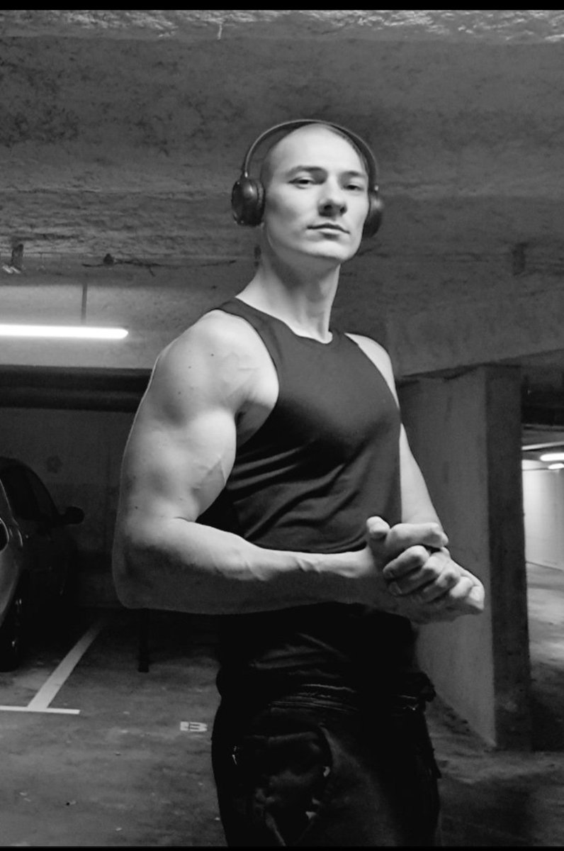 Ce mec ?

C'est <a href="/Alexis_Le_R/">Alexis Rodrigues</a> 

J'ai suivi un programme de sport pendant deux semaines avec lui.

Alexis m'a concocté un programme sur mesure.

Un document Notion, des exercices DIFFERENTS à faire chaque matin.

J'insiste sur le mot DIFFERENT: je fais tout le temps les mêmes