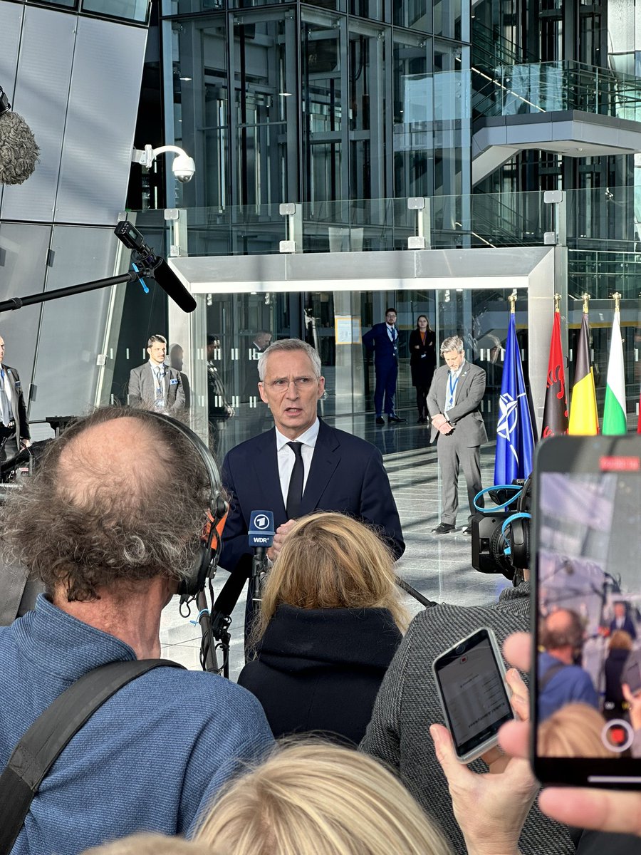 Eigentlich wollte die #NATO heute die Aufnahme von #Schweden als neues Mitglied feiern - doch die Türkei blockiert weiter. Jens #Stoltenberg ist bei seiner Ankunft am Morgen sichtlich verärgert. <a href="/welt/">WELT</a>