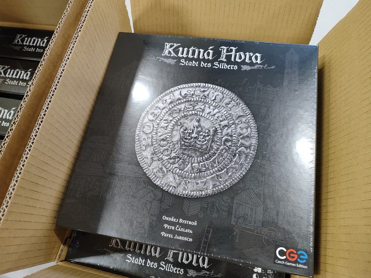 Wir haben soeben die brandheiße Info bekommen, dass in rund 1-2 Wochen eine Lieferung Kutna Hora in Deutschland eintreffen soll. Die Chancen stehen gut, vor Weihnachten noch ein Exemplar zu bekommen. Zögert nicht zu lange, sondern bestellt schon jetzt Euer Exemplar vor.