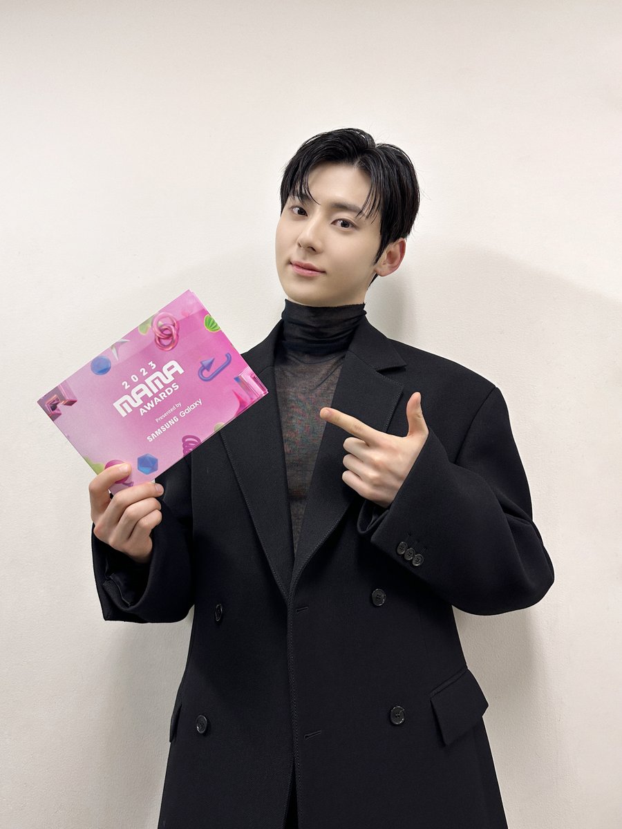 MINHYUN_PLEDIS's tweet image. [#Moment_H] 📸 

#2023MAMA
빛나던 우상을 바라보며 꿈을 키우던
이제는 빛나는 모습으로 잊지 못할 순간을 전달하게 된 우리의 황민현✨
오랜만에 대장의 워너비인 황도들🍑과 함께 보낼 수 있어 행복했습니다! 

#황민현 #HWANGMINHYUN
#MAMAAWARDS 
#2023MAMAAWARDS