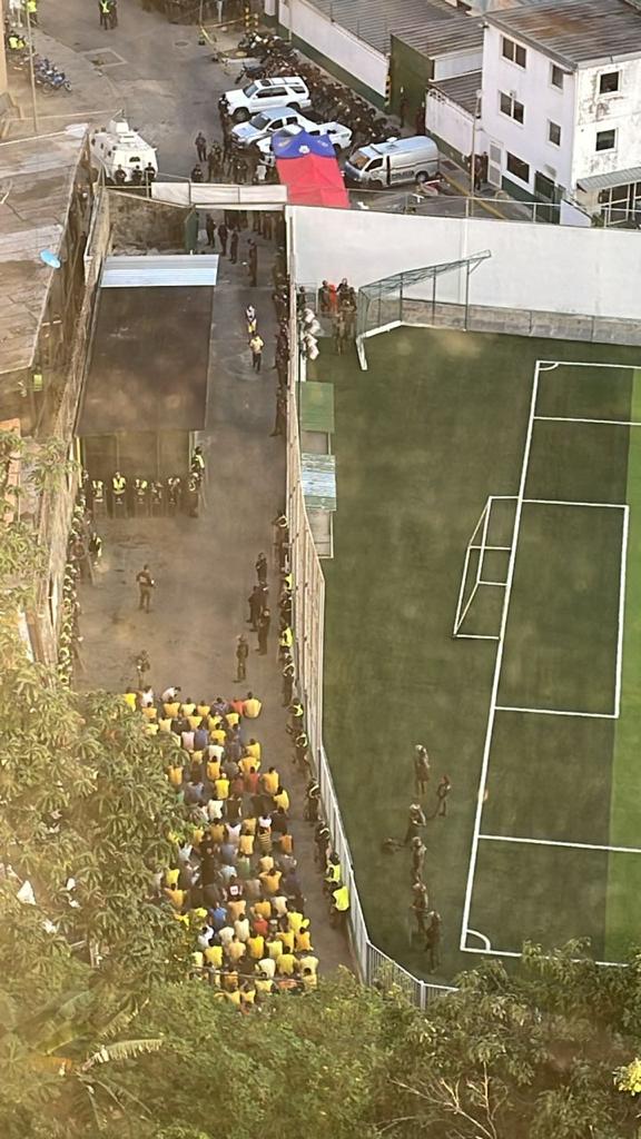 UrbinaDenuncia's tweet image. Por qué están guardias armados y  presos de #Zona7 dentro del Colegio San Agustín de El Marques?? #Caracas