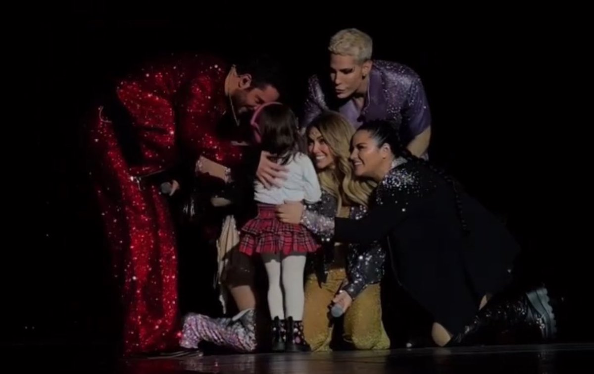 essa foto meu deus muito família unida😭😭😭