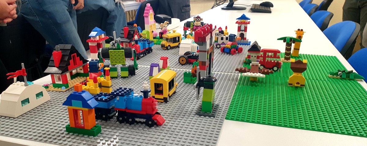 danilopezupm's tweet image. Hoy en las clases de la @ETSISIupm tocaba reforzar conocimientos sobre metodologías ágiles y Scrum con la dinámica #LegoCity, muy divertida y productiva!