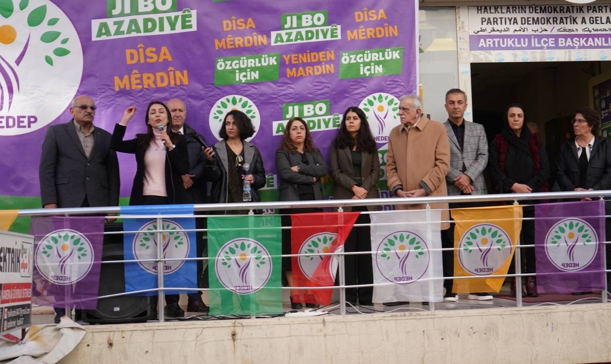 kamurantanhan47's tweet photo. Li gel Hevseroka me ya Giştî Tülay Hatimoğulları li Mêrdînê em bi gelê xwe re li hev civiyan. Hêza me gelê me ye, em ê bi vê hêz û têkoşîna bi biryar hêviya pêşeroja azad geş bikin. https://t.co/k3VQQh3ok8