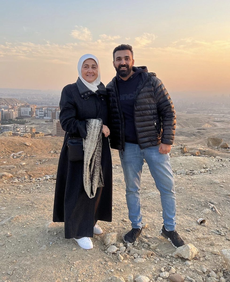 moeelhady's tweet photo. بوست في حب أمي اللي هي ماما❤️ 😀 ، كل حد فينا أمه بالنسبة له هي أفضل أم في الدنيا ودا بكل بساطة لأن مافيش حد هيحبك أكتر من أمك ، فهي بالنسبالنا أفضل أم لأنها أكتر شخص بنشوف منه الحب ، و كلنا بنحب امهاتنا بس كل واحد بيبين حبه بطريقته الخاصة…المهم اننا لو طريقتنا مبتظهرش دا ليهم👇🏽 https://t.co/KtA0ccfphp